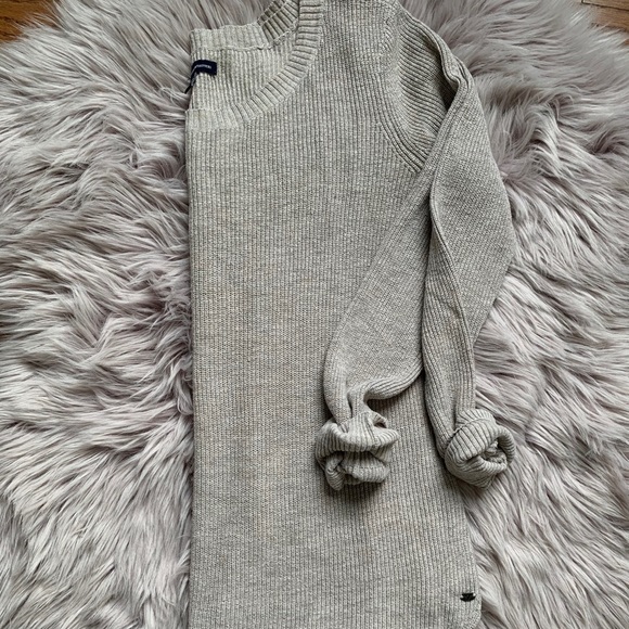 American Eagle Slim Fit Curved Hem Sweater - Picture 1 of 7